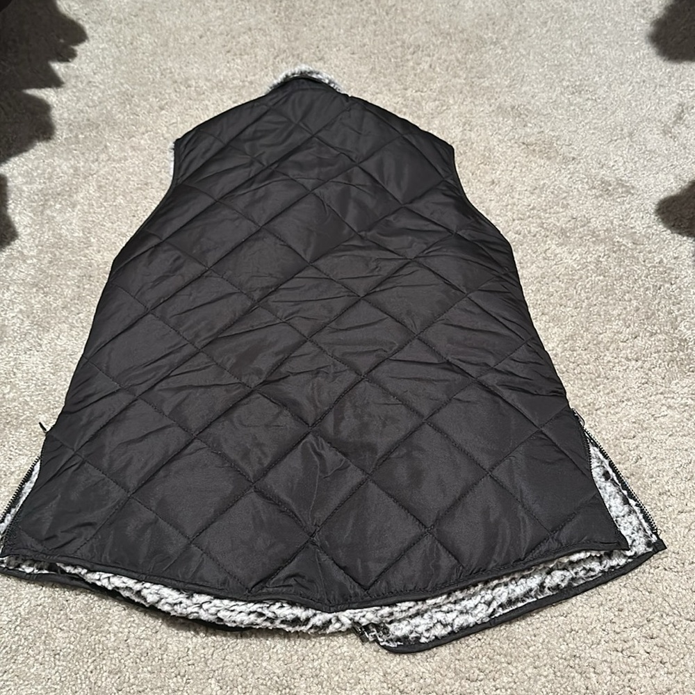 Reversible Puffer Vest - Picture 5 of 6
